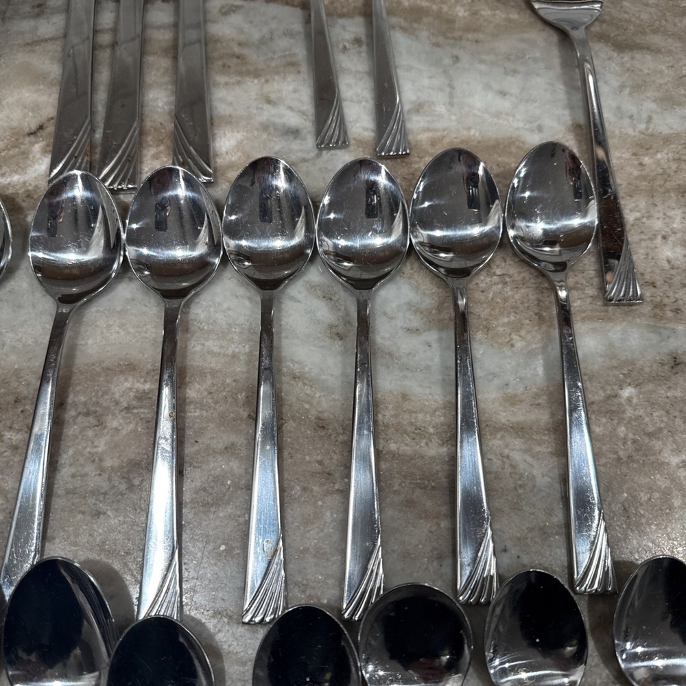Reed & Barton Select Canaveral Stainless Flatware 35 Pc Lot Knives Forks Spoons - Picture 8 of 16